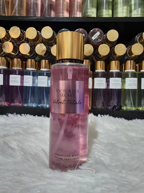 ⁦سبلاش Velvet Petals Body Mist من Victoria's Secret حجم 250 مل⁩ - الصورة ⁦2⁩