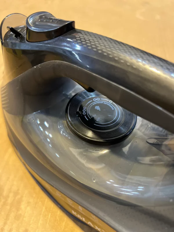 مكواة بخار Kolax – أداء قوي وتصميم عملي 2600 واط