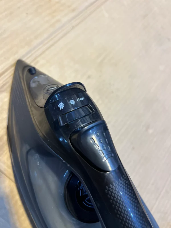 مكواة بخار Kolax – أداء قوي وتصميم عملي 2600 واط