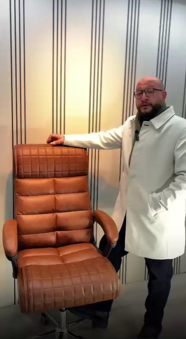 كرسي جلد فاخر واسع ومبطن لتوفير أقصى درجات الراحة