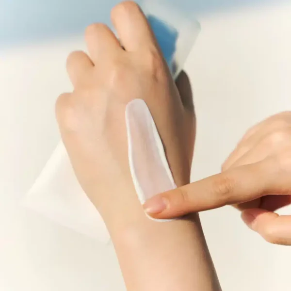 ⁦واقي شمس SKIN1004 Centella Hyalu-Cica Water-Fit Sun Serum – منتجات كورية اصلية⁩ - الصورة ⁦13⁩