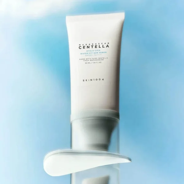 ⁦واقي شمس SKIN1004 Centella Hyalu-Cica Water-Fit Sun Serum – منتجات كورية اصلية⁩ - الصورة ⁦3⁩