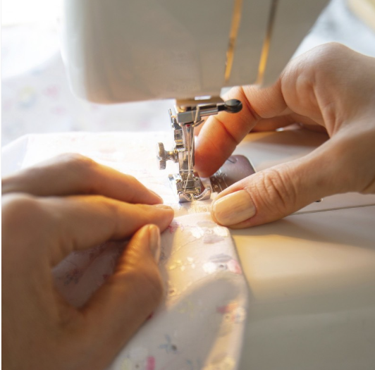 ماكينة الخياطة 30 نمط خياطة شاشة LCD رقمية لعرض نوع الغرزة والإعدادات بوضوح (3) ماكينة الخياطة 30 نمط خياطة شاشة LCD رقمية لعرض نوع الغرزة والإعدادات بوضوح