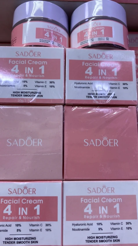 كريم ترطيب والخطوط الرفيعة والمسام 4×1 فيتامين ونياسيناميد وهيالورونيك SADOER Facial Cream