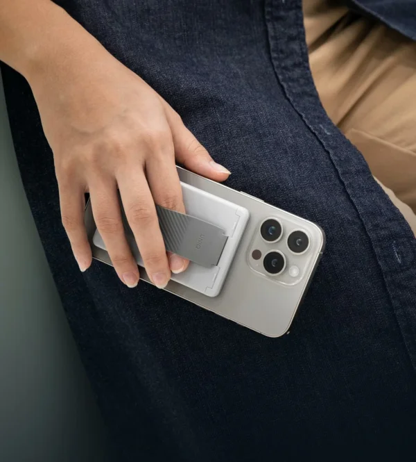 حامل بطاقات مغناطيسي UNIQ Heldro ID مع شريط قبضة وحامل مدمج