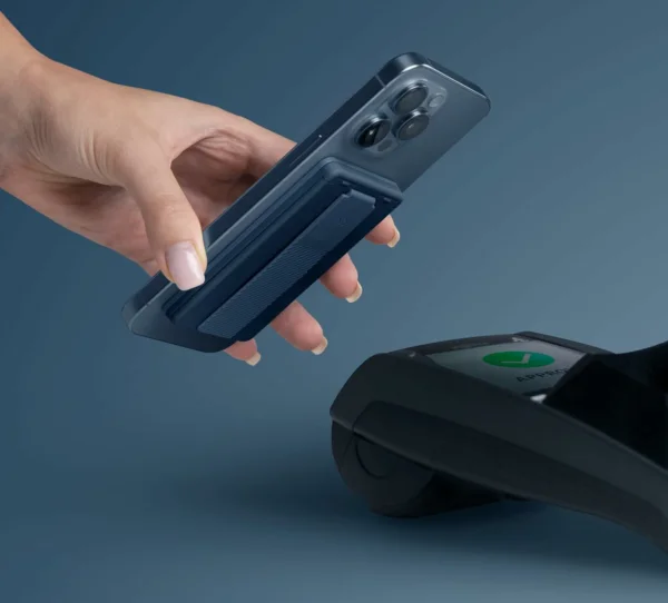 حامل بطاقات مغناطيسي UNIQ Heldro ID مع شريط قبضة وحامل مدمج