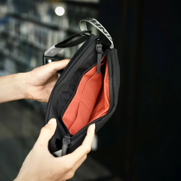 حقيبة Skinarma Jager نايلون Ripstop بتصميم عملي – ألوان Black و Olive