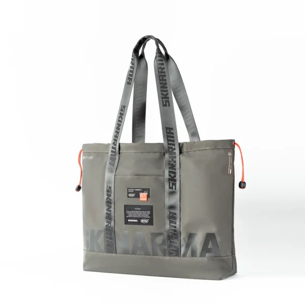 حقيبة توت Skinarma Fardel – قماش مقاوم للماء مع تصميم عملي وتنظيم داخلي ذكي