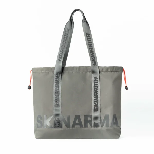 حقيبة توت Skinarma Fardel – قماش مقاوم للماء مع تصميم عملي وتنظيم داخلي ذكي