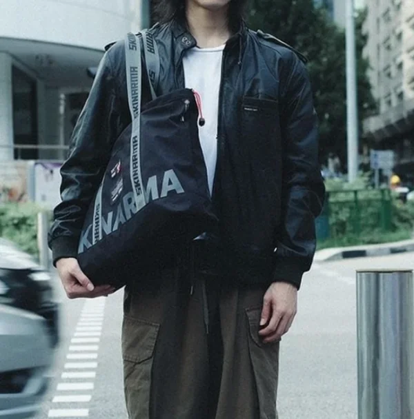 حقيبة توت Skinarma Fardel – قماش مقاوم للماء مع تصميم عملي وتنظيم داخلي ذكي