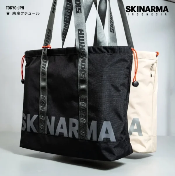 حقيبة توت Skinarma Fardel – قماش مقاوم للماء مع تصميم عملي وتنظيم داخلي ذكي