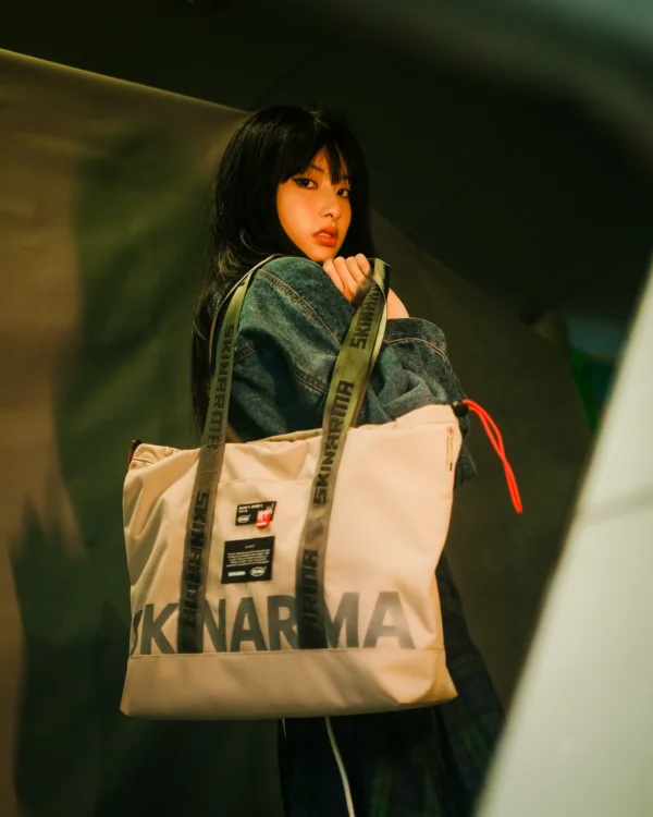 حقيبة توت Skinarma Fardel – قماش مقاوم للماء مع تصميم عملي وتنظيم داخلي ذكي