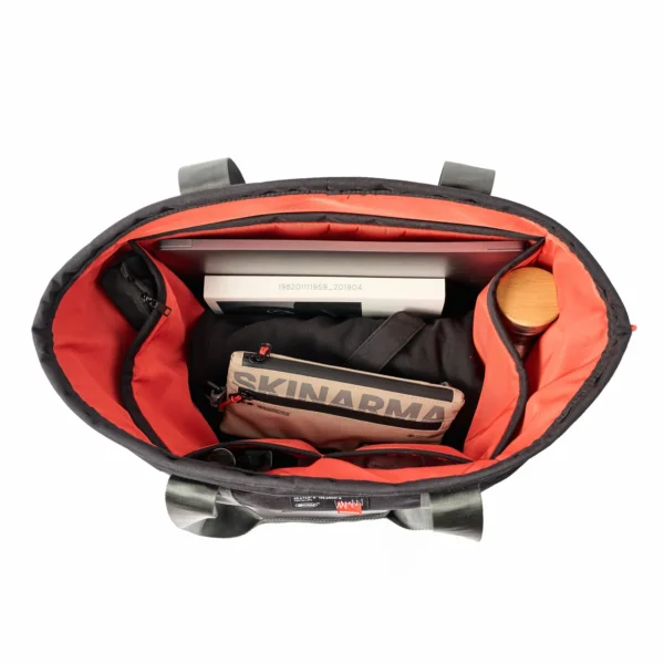حقيبة توت Skinarma Fardel – قماش مقاوم للماء مع تصميم عملي وتنظيم داخلي ذكي