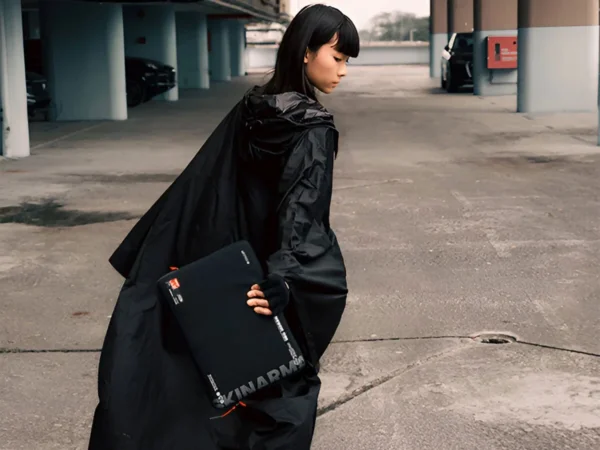 حقيبة لابتوب Skinarma Fardel 14 – تصميم نحيف مقاوم للماء – أسود