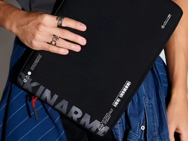 حقيبة لابتوب Skinarma Fardel 14 – تصميم نحيف مقاوم للماء – أسود