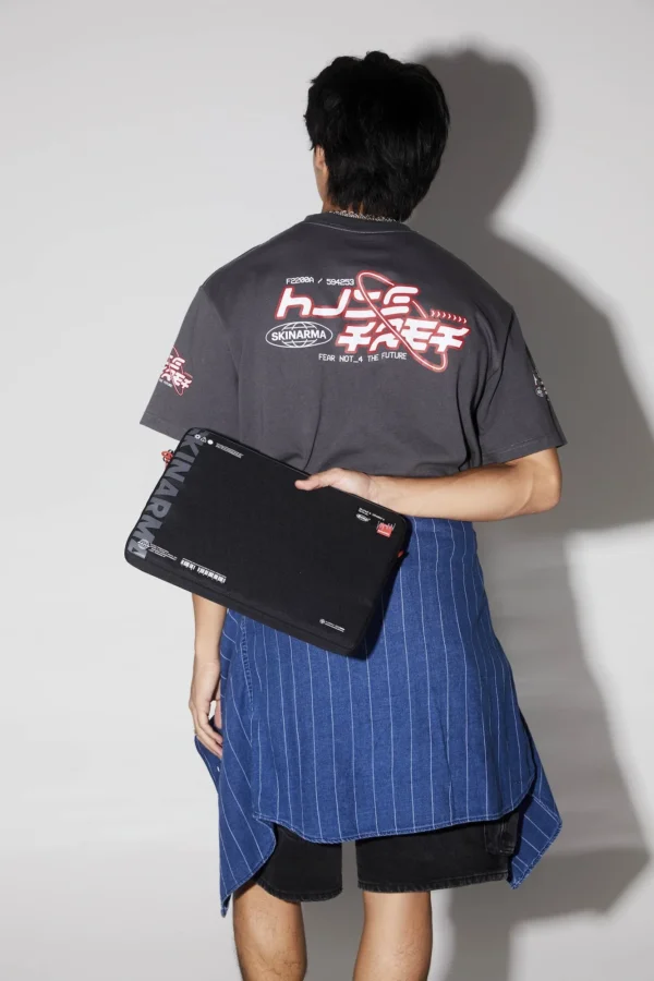 حقيبة لابتوب Skinarma Fardel 14 – تصميم نحيف مقاوم للماء – أسود