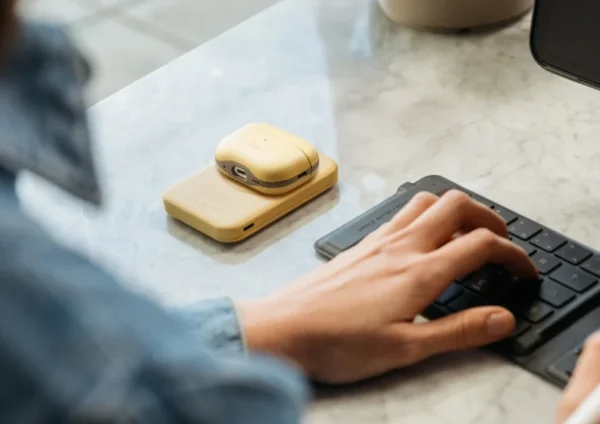 كفر UNIQ Lyden DS لسماعات AirPods Pro الجيل الثاني (2022) مع حزام يد