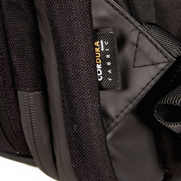 حقيبة ظهر مقاومة للماء من WIWU طراز WARRIORS بخامة CORDURA مضادة للسرقة وشاحن سريع 20W مع حجرة ملابس داخلية - لون أسود