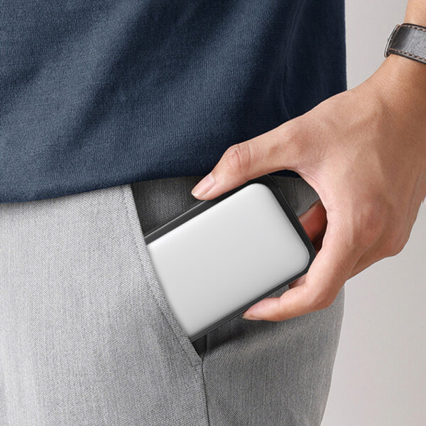 شاحن محمول 5000 مللي أمبير WIWU Wi-P037 مع شحن لاسلكي 15W وشاشة LED - حقيبة لابتوب عمودية WIWU Alpha 11 بوصة