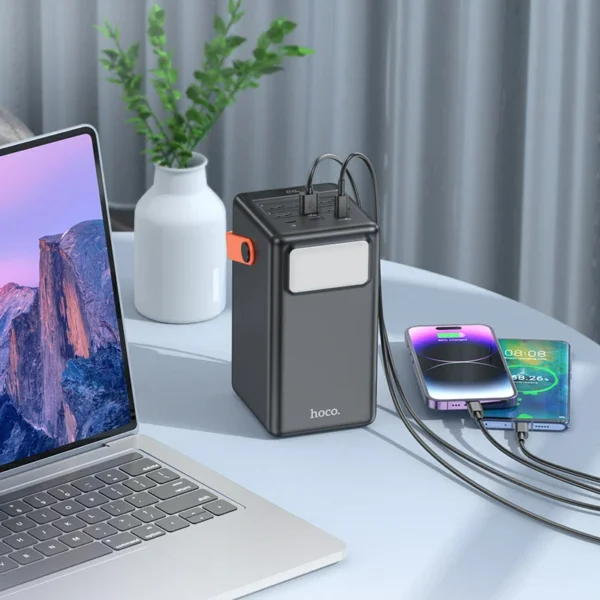 باور بانك Hoco سعة 100000m Ah و كشاف 8 منافذ (Type-C + 6 USB)