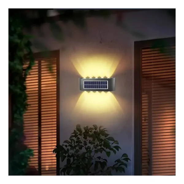 مصباح جداري شمسي LED خارجي مع حساس ضوء IP65 – إضاءة دافئة مقاومة للماء (1) مصباح جداري شمسي LED خارجي مع حساس ضوء IP65 – إضاءة دافئة مقاومة للماء