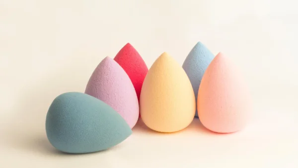 إسفنجة دمج مكياج احترافية (Beauty Blender) – نتيجة ناعمة وطبيعية بدون خطوط