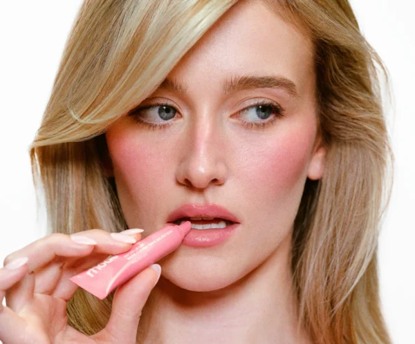 جلوس شفاه ببتيدات لامع بلون وردي طبيعي Rhode Peptide Lip Tint Ribbon (2) جلوس شفاه ببتيدات لامع بلون وردي طبيعي Rhode Peptide Lip Tint Ribbon