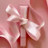 جلوس شفاه ببتيدات لامع بلون وردي طبيعي Rhode Peptide Lip Tint Ribbon (3) جلوس شفاه ببتيدات لامع بلون وردي طبيعي Rhode Peptide Lip Tint Ribbon