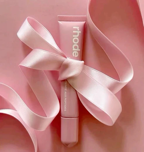 جلوس شفاه ببتيدات لامع بلون وردي طبيعي Rhode Peptide Lip Tint Ribbon (3) جلوس شفاه ببتيدات لامع بلون وردي طبيعي Rhode Peptide Lip Tint Ribbon