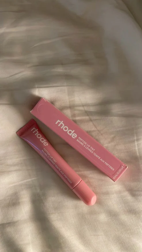 جلوس شفاه ببتيدات لامع بلون وردي طبيعي Rhode Peptide Lip Tint Ribbon (4) جلوس شفاه ببتيدات لامع بلون وردي طبيعي Rhode Peptide Lip Tint Ribbon